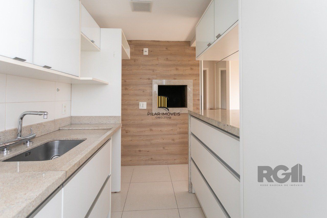 Apartamento semimobiliado e decorado no bairro Auxiliadora, com 91 m²