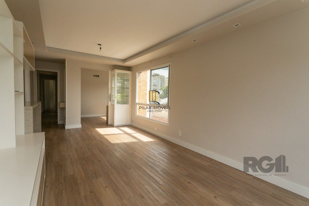 Apartamento semimobiliado e decorado no bairro Auxiliadora, com 91 m²