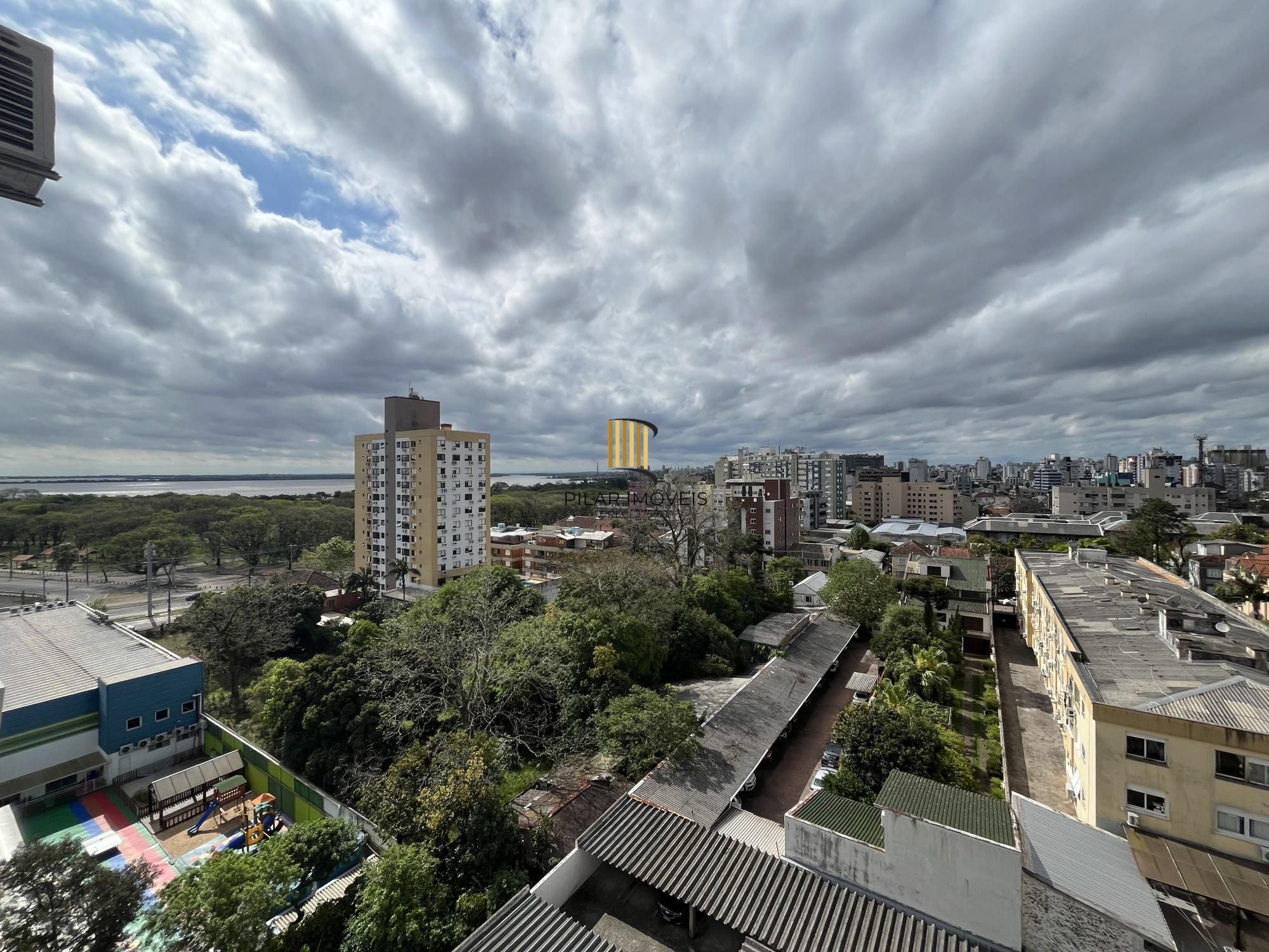Apartamento de 3 quartos, suíte e 1 vaga de garagem no bairro Menino Deus em POA