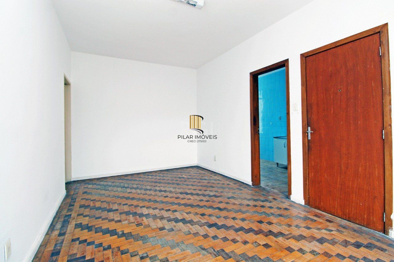 Apartamento de 2 (dois) dormitórios, com excelente localização, no Bairro Petrópolis. Amplo living, cozinha e área de serviço, banho social.