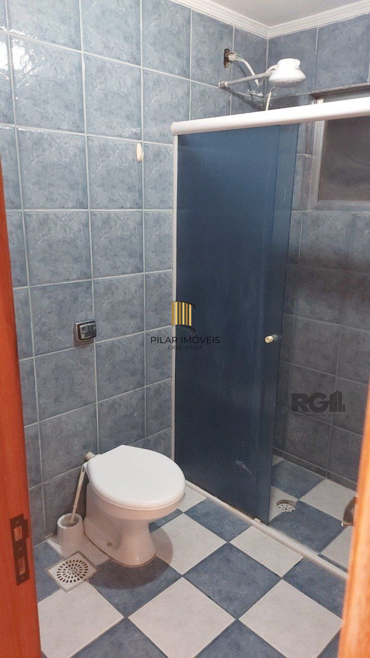 Apartamento de dois dormitórios com uma vaga de garagem no bairro Cristal em Porto Alegre.