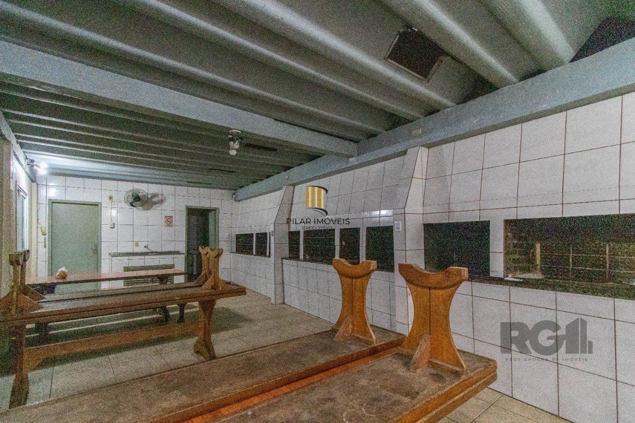 Apartamento de três dormitórios com vaga no Conjunto Residencial Roque Calage, bairro Passo da Areia em Porto Alegre.