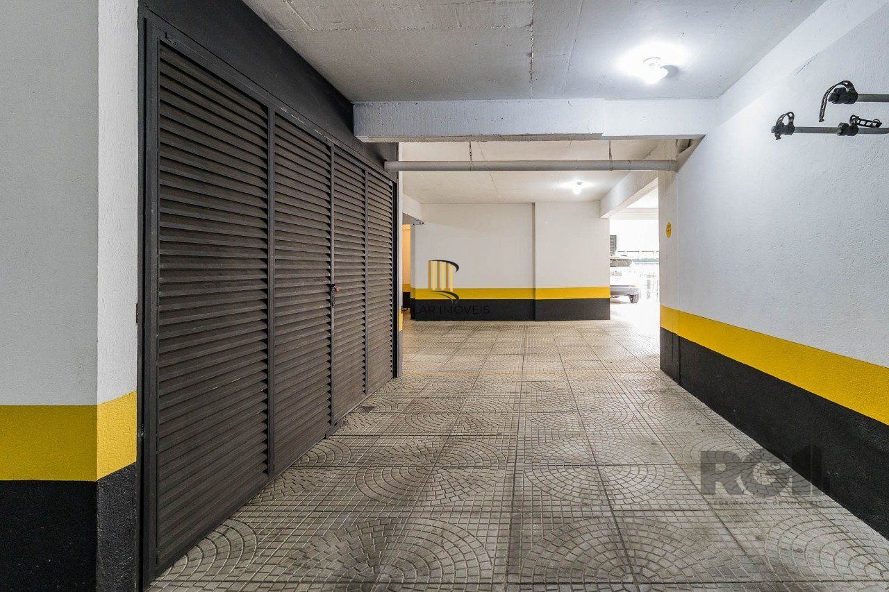 Cobertura de um dormitório, suíte e duas vagas de garagem no bairro Higienópolis em Porto Alegre.