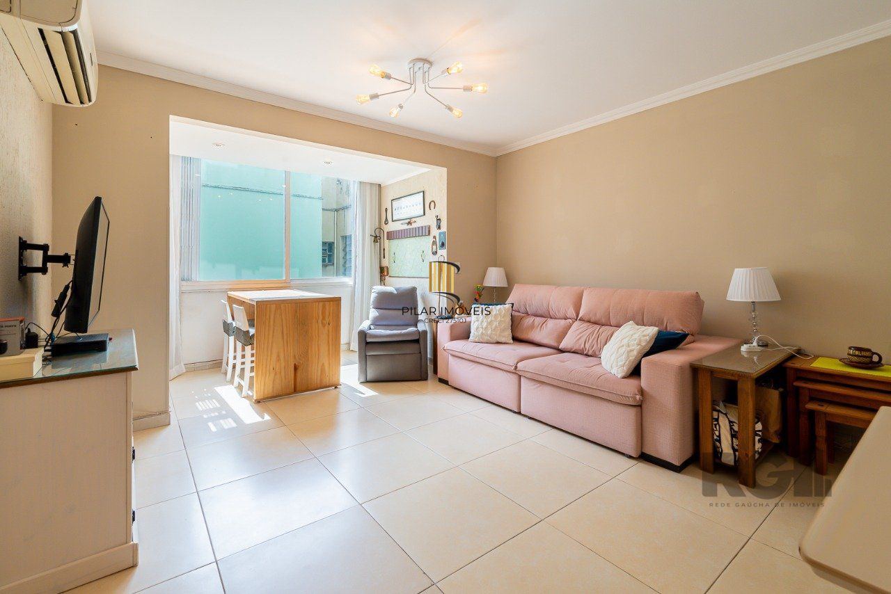 Apartamento de três quartos, suíte e uma vaga de garagem no bairro Petrópolis em Porto Alegre.