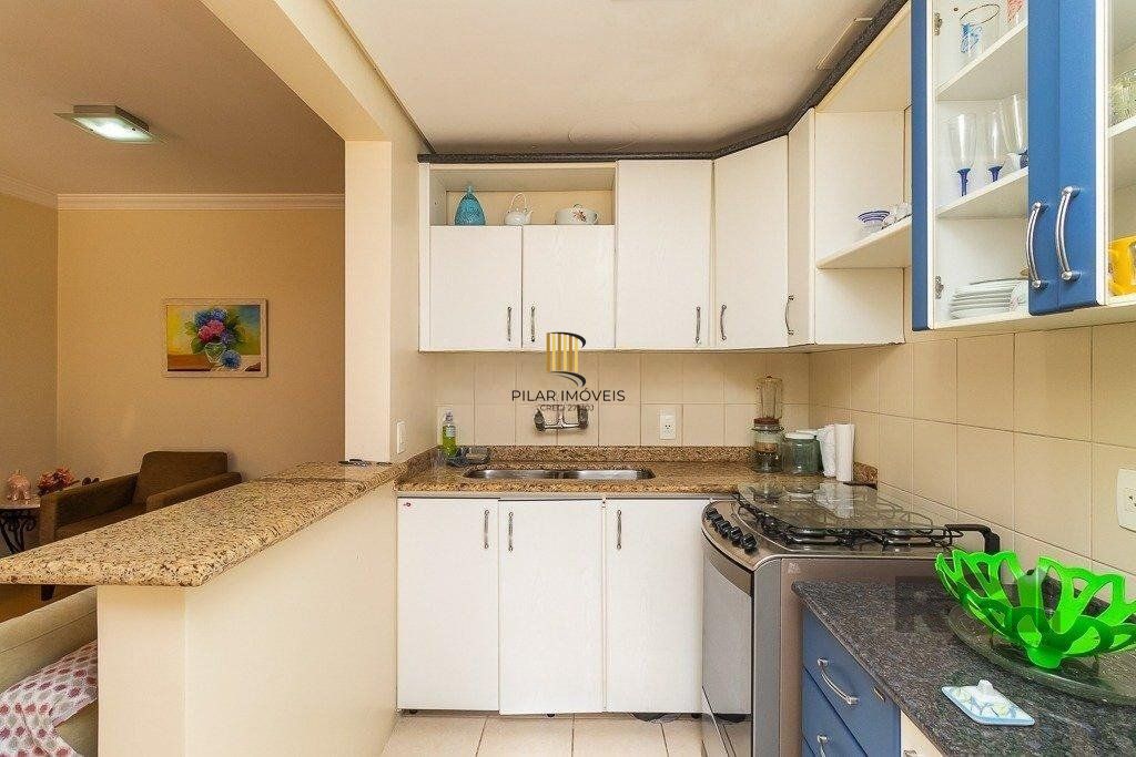   Apartamento de um quarto, suíte e uma vaga de garagem no bairro Menino Deus em Porto Alegre.