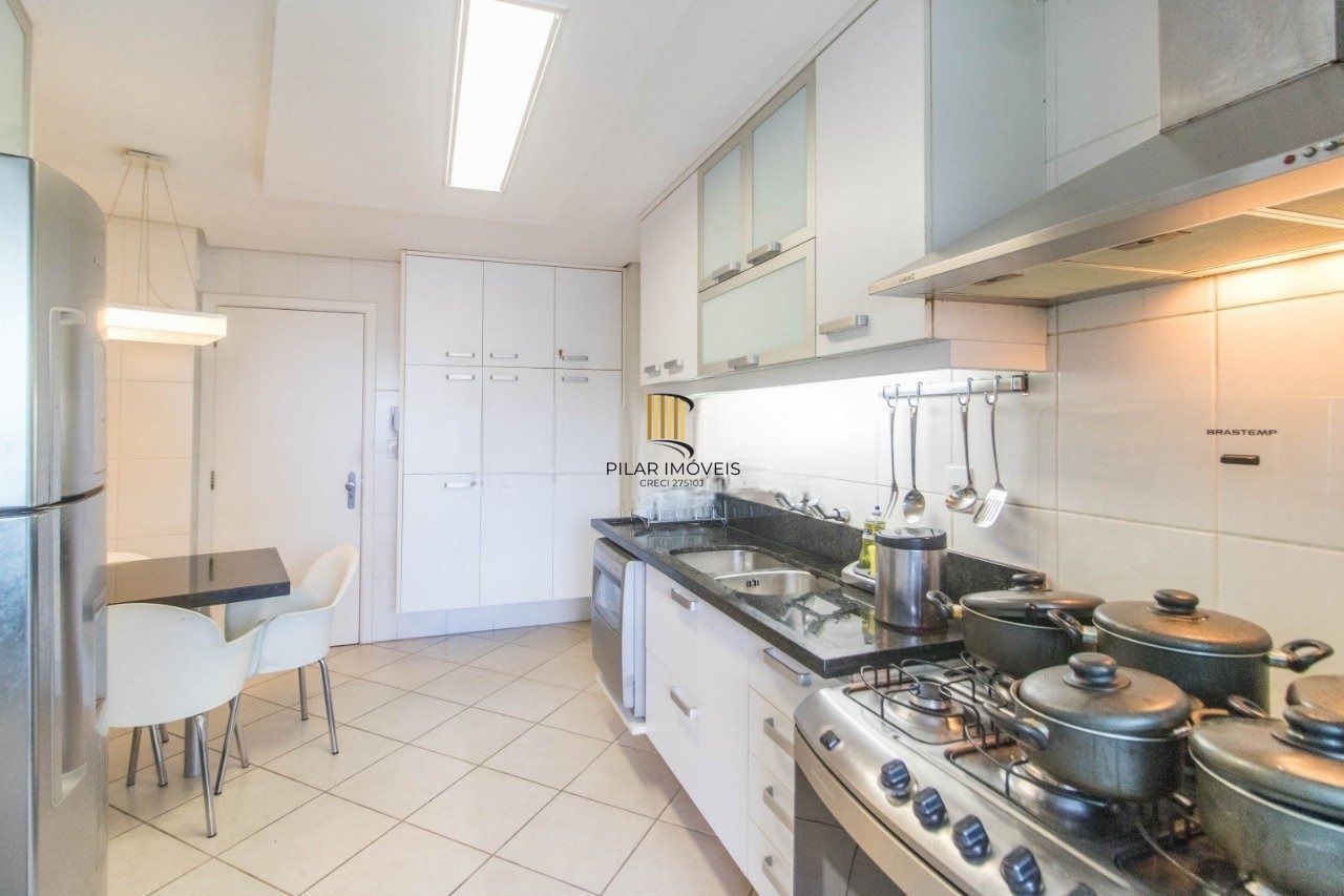 Apartamento com 3 suítes e 3 vagas de garagem no bairro Rio Branco em POA/RS