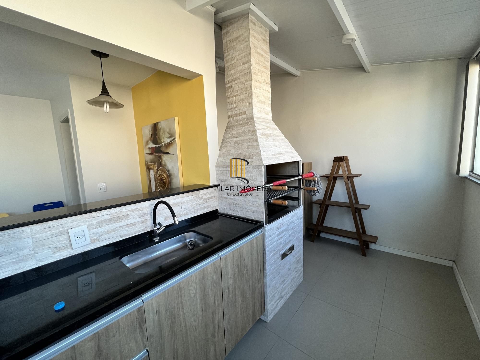 Apartamento de 2 quartos, suíte e 1 vaga de garagem no bairro Santana em POA/RS