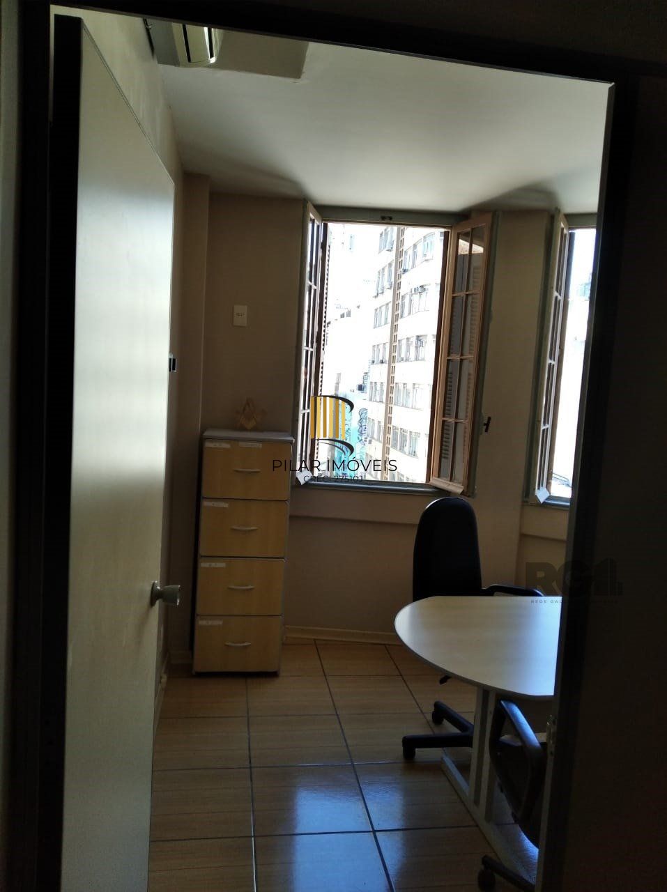 Vende sala com excelente localização próximo do Mercado Público, frente, andar alto. Condomínio oferece: Portaria em horário comercial, elevadores e câmeras de vigilância.