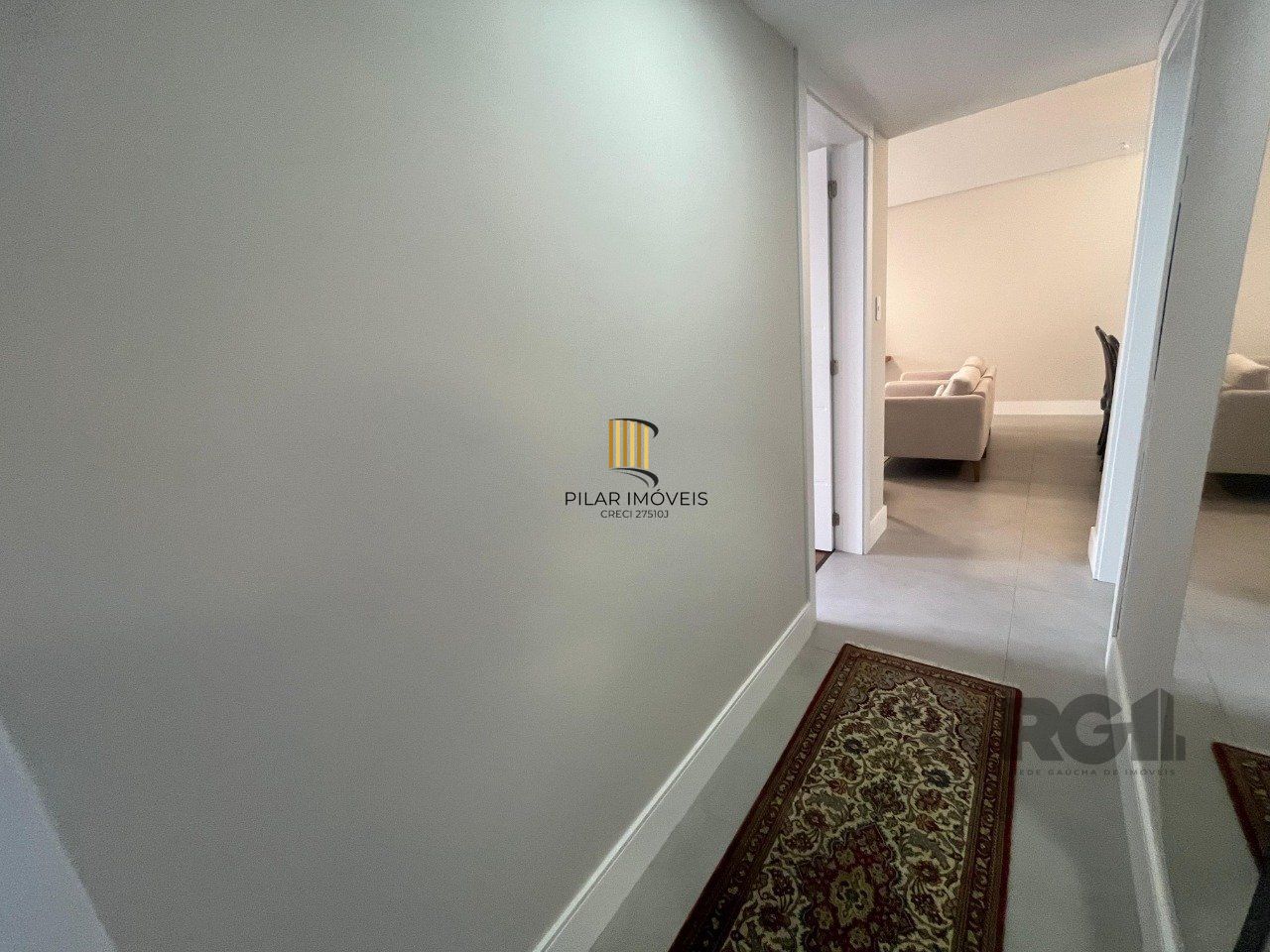 Apartamento de três quartos, suíte e uma vaga de garagem no bairro Independência em Porto Alegre.