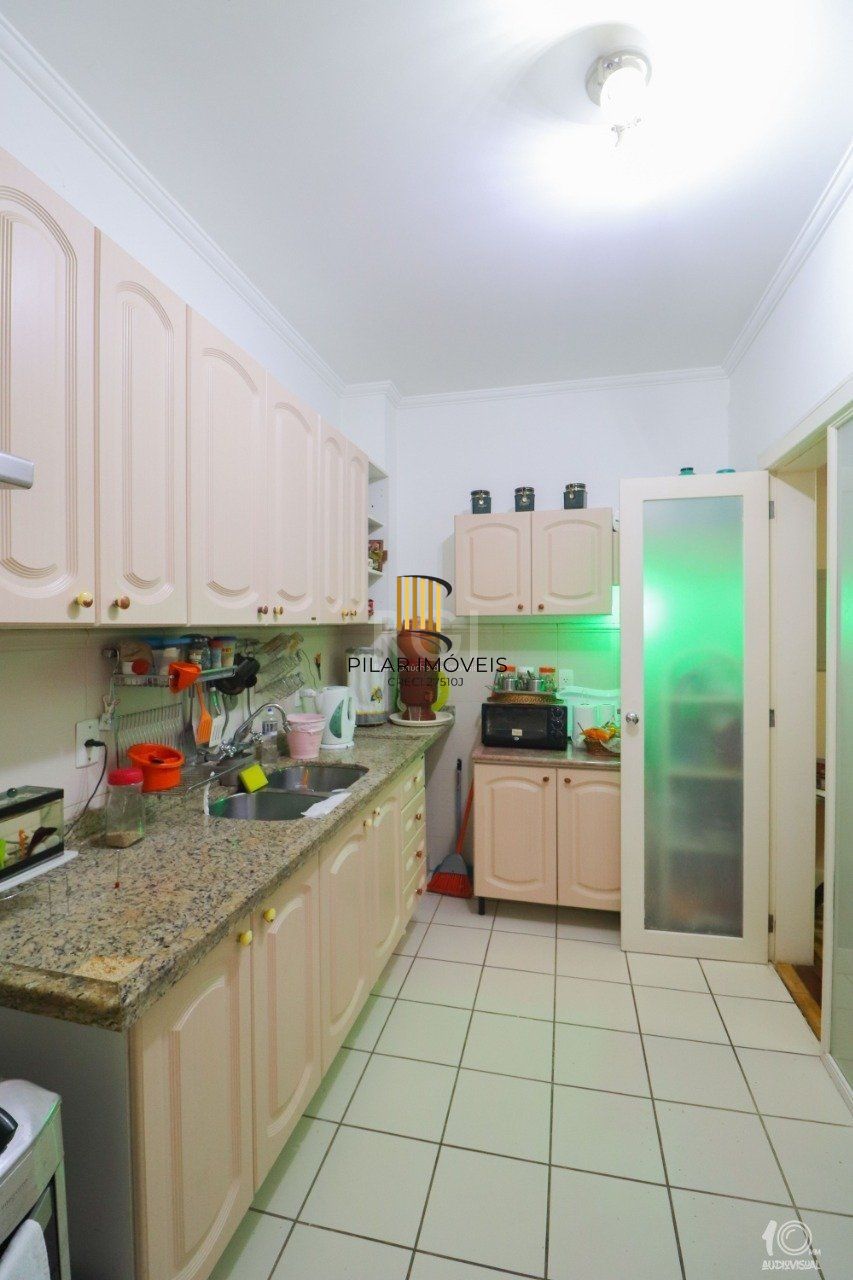 Apartamento á venda com 3 dormitórios com 1 suíte com sacada + 2 sacadas na sala e living, 233,85M²  e 1 vaga de garagem escriturada e coberta, no Bairro Independência em Porto Alegre.
