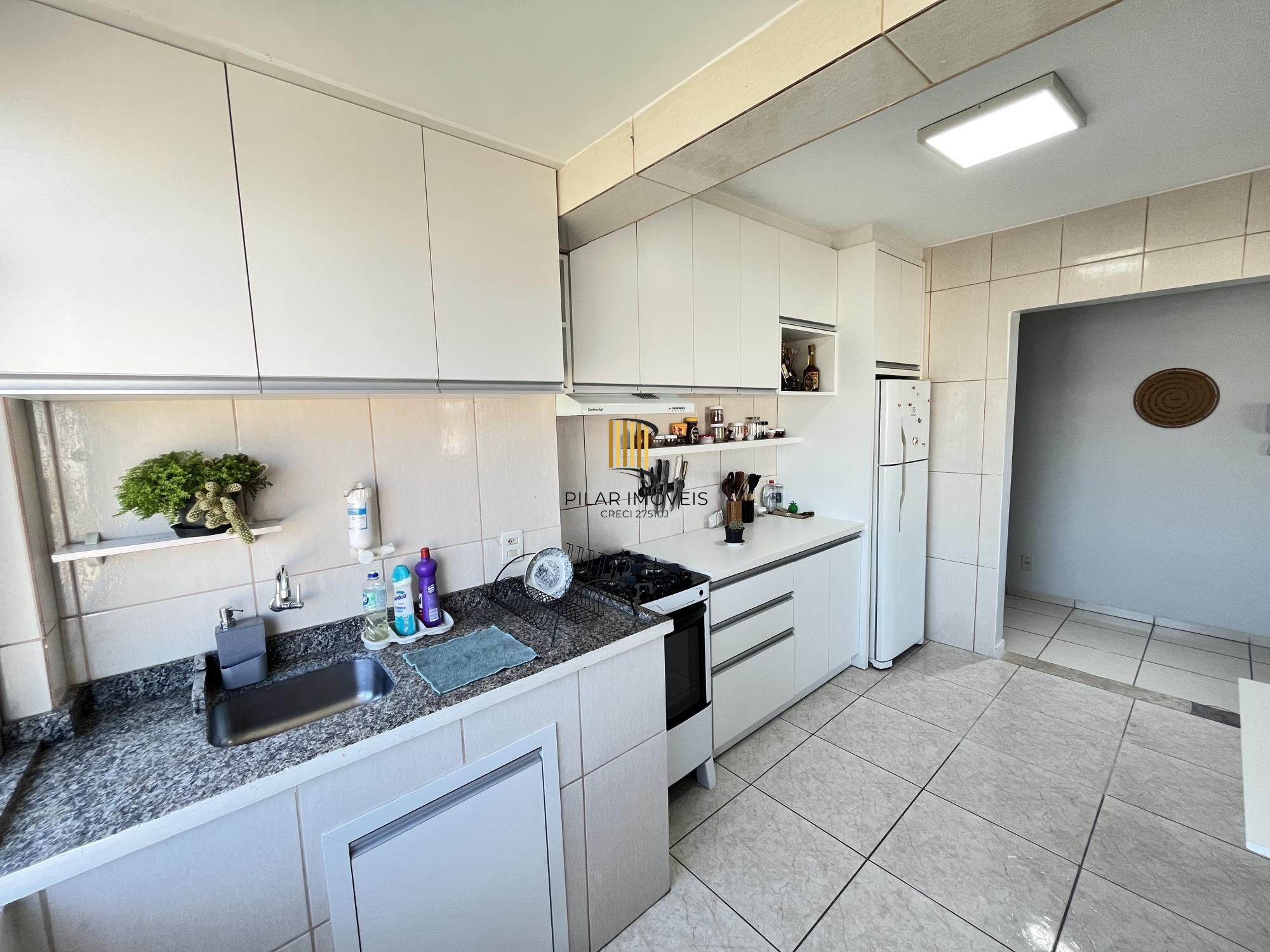 Apartamento de 2 quartos, suíte e 1 vaga de garagem no bairro Farroupilha em POA