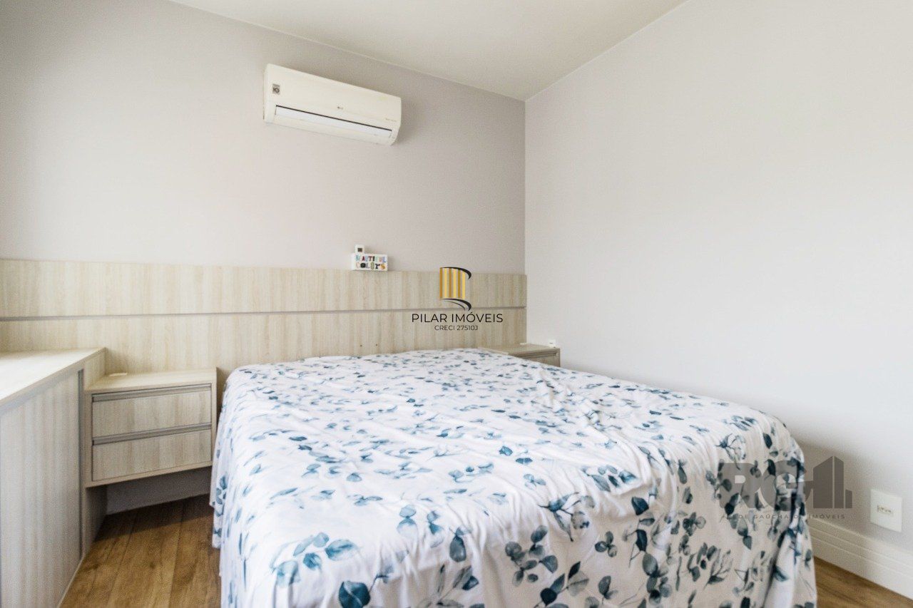   Excelente apartamento semi mobiliado de 3 quartos (dormitórios) transformados em 2 quartos, suíte, churrasqueira e 2 vagas de garagem no bairro Jardim Carvalho em Porto Alegre.