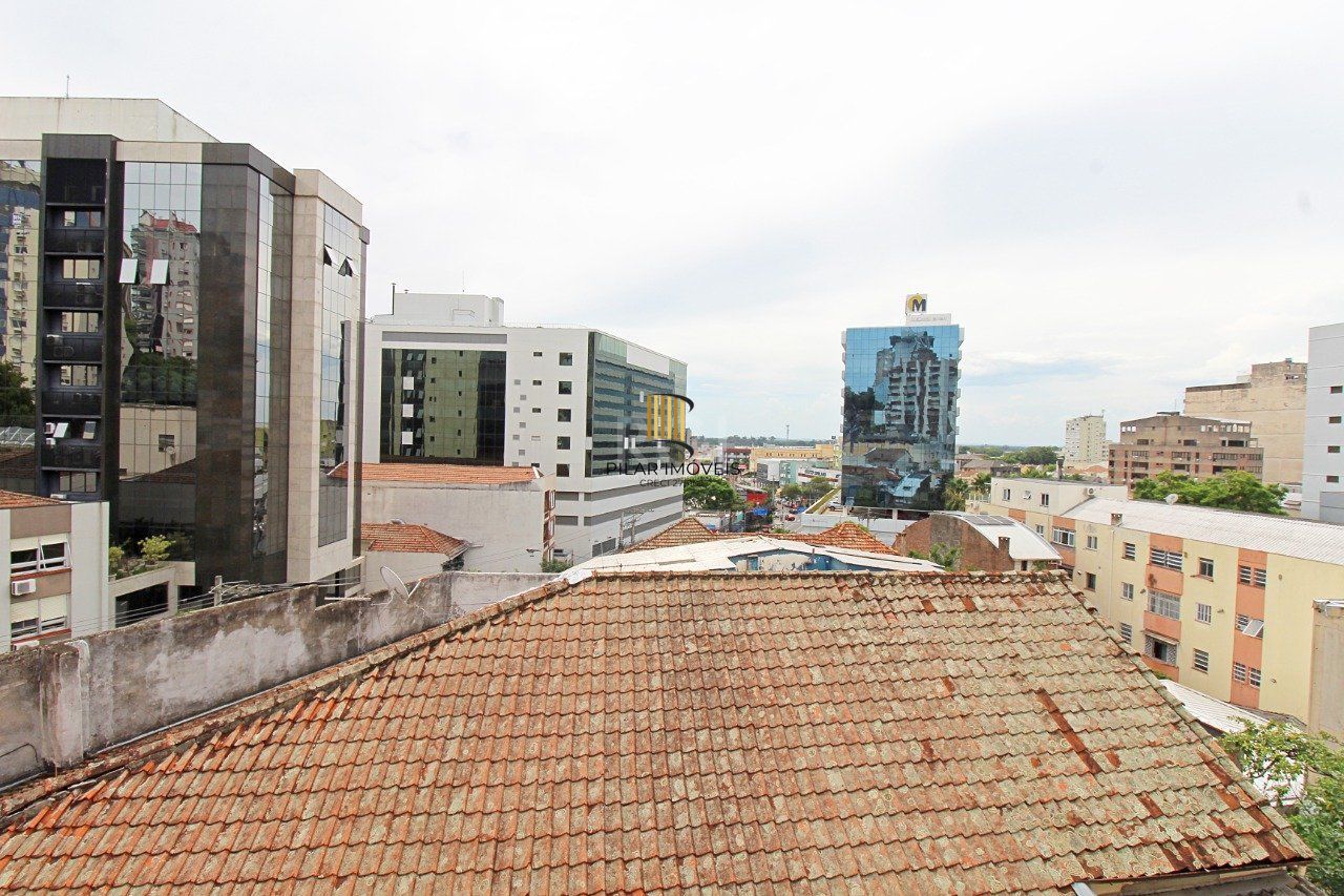 Cobertura de dois dormitórios e dois banheiros, próximo ao hospital Moinhos de Vento e shopping total, bairro Floresta em Porto Alegre.