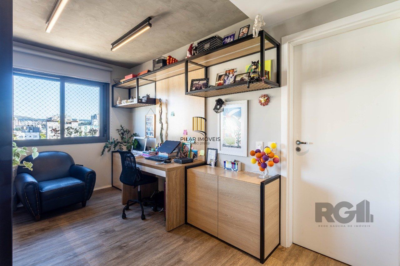 Apartamento de dois dormitórios, suíte e uma vaga de garagem no bairro Santana em Porto Alegre