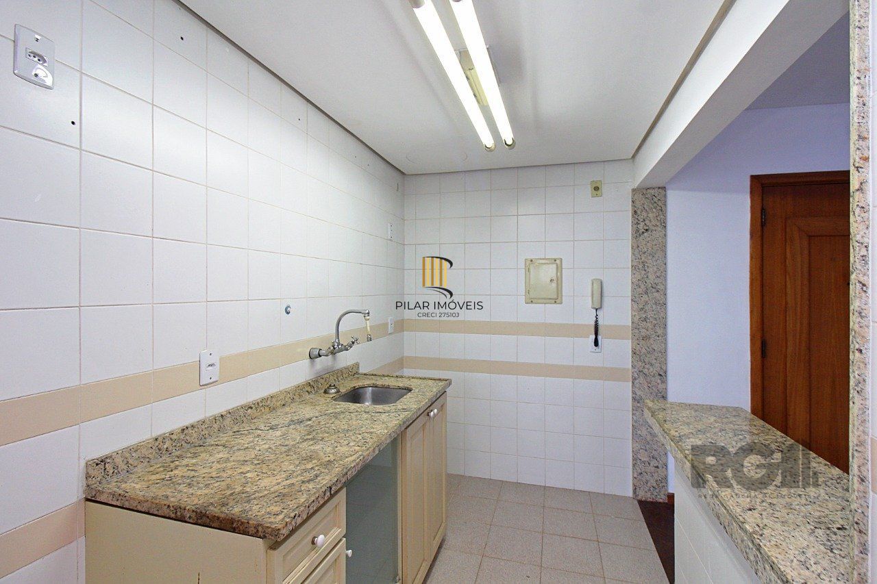 Cobertura de 1 dormitório com uma vaga de garagem no bairro Independência em Porto Alegre