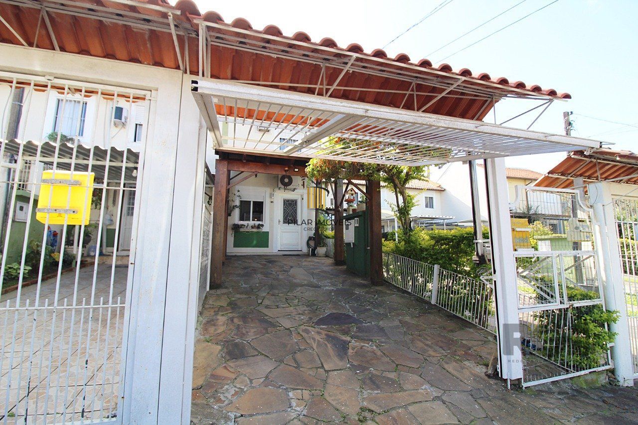 Sobrado com dois dormitórios e uma vaga de garagem próximo ao Zaffari da Juca Batista no bairro da Hípica em Porto Alegre.