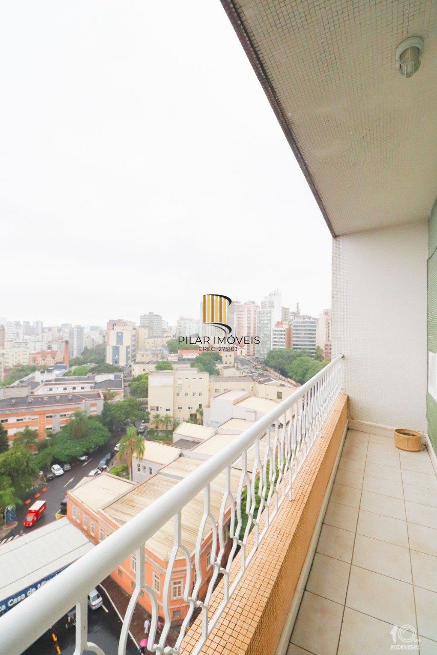 Apartamento á venda com 3 dormitórios com 1 suíte com sacada + 2 sacadas na sala e living, 233,85M²  e 1 vaga de garagem escriturada e coberta, no Bairro Independência em Porto Alegre.