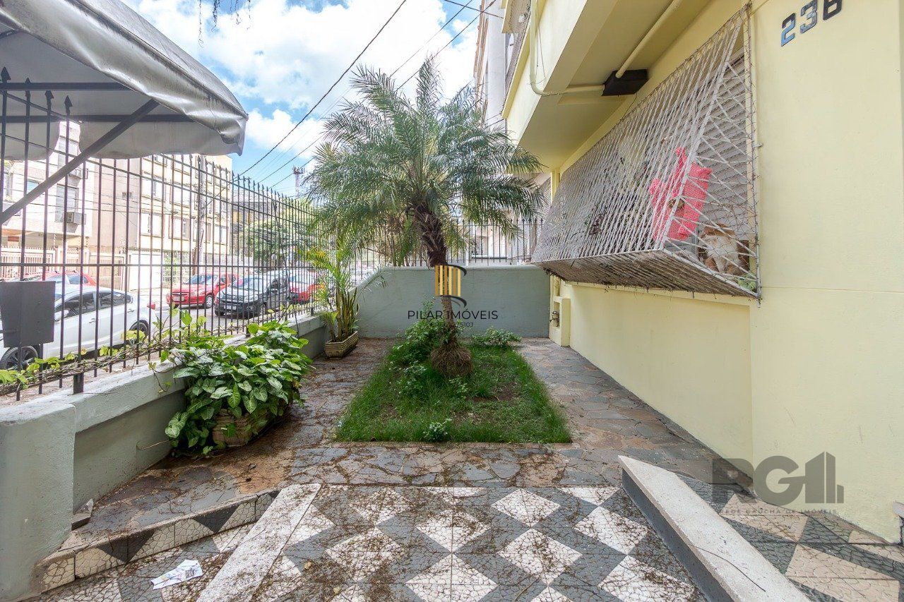 Apartamento de dois quartos e dois banheiros no bairro Rio Branco em Porto Alegre.