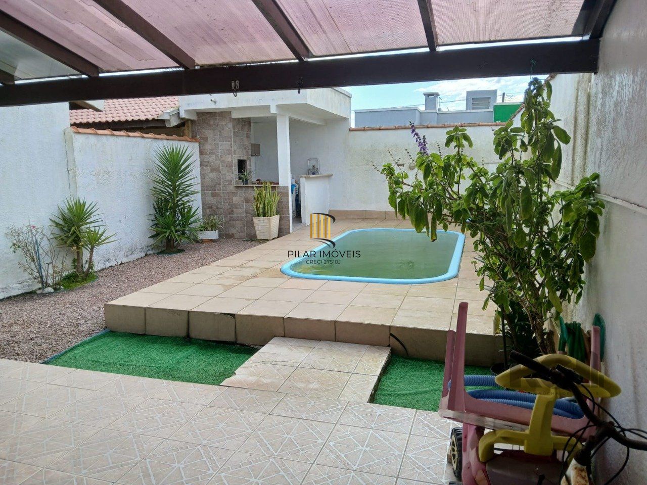 Casa de 2 dormitórios, com banheiro social, e um living em 2 ambientes, com banheiro Social, e cozinha com área de serviço, mais um patio pra 3 carros, e uma piscina nos fundos...