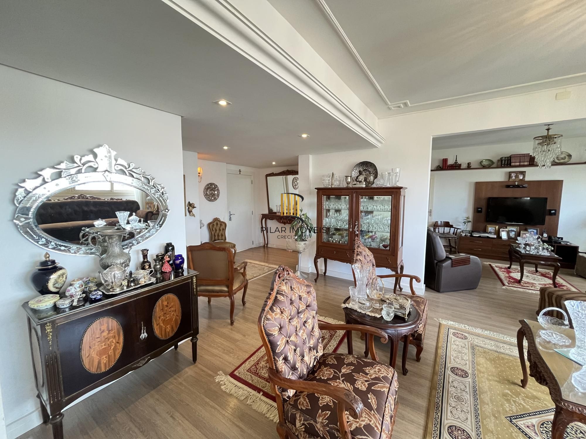 3 quartos, gabinete ou 4º quartos e 1 vaga de garagem junto ao Moinhos de Vento