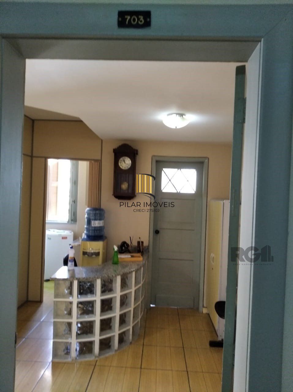 Vende sala com excelente localização próximo do Mercado Público, frente, andar alto. Condomínio oferece: Portaria em horário comercial, elevadores e câmeras de vigilância.