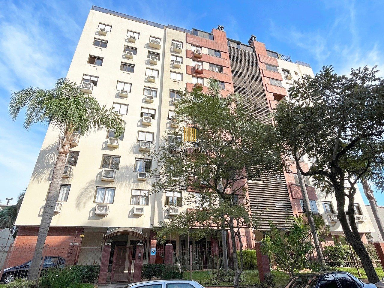 Apartamento de três dormitórios, suíte e 1 vaga de garagem no bairro Menino Deus