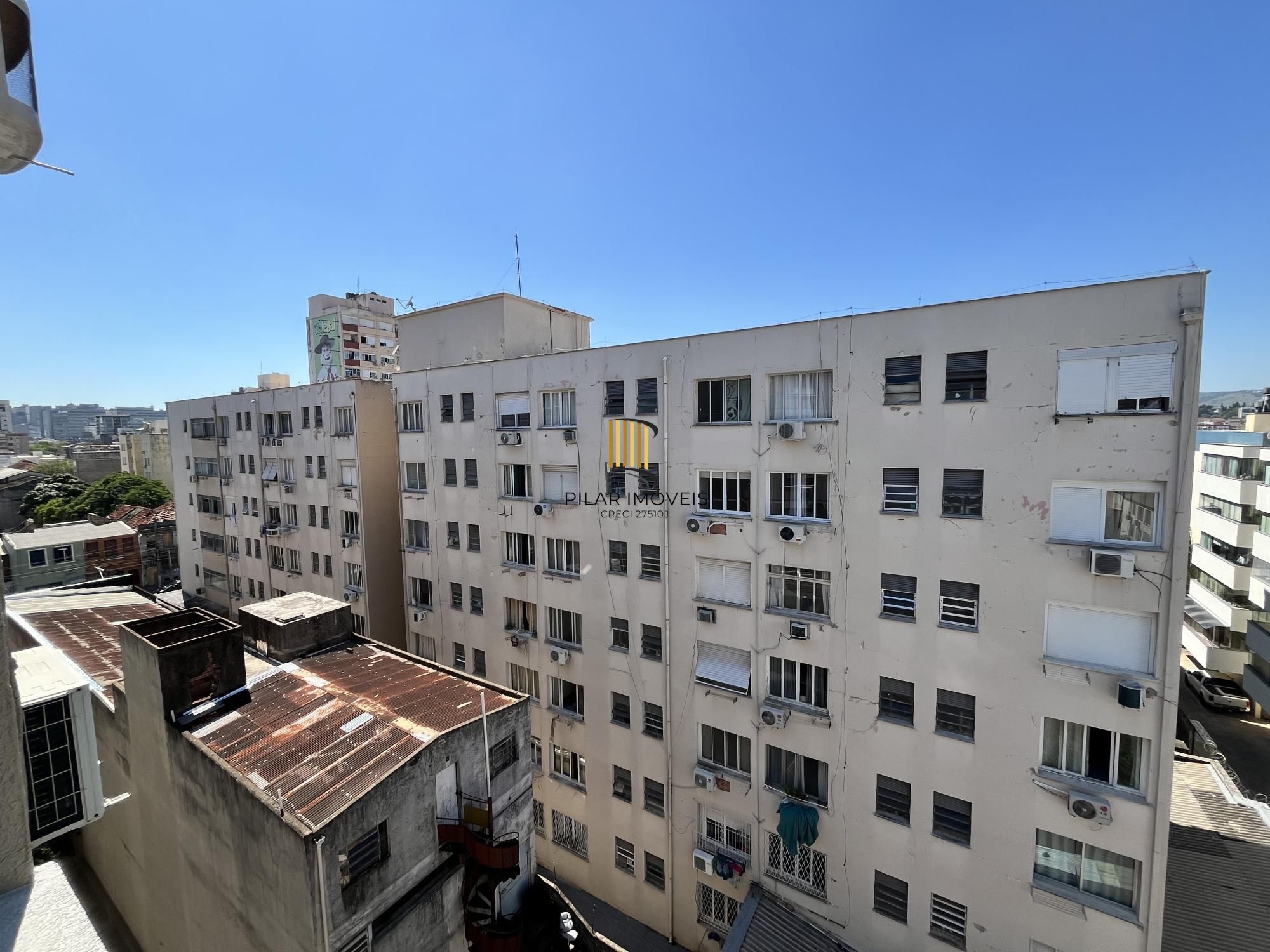 Apartamento de 2 quartos, suíte e 1 vaga de garagem no bairro Farroupilha em POA