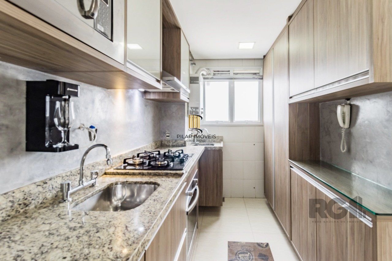   Excelente apartamento semi mobiliado de 3 quartos (dormitórios) transformados em 2 quartos, suíte, churrasqueira e 2 vagas de garagem no bairro Jardim Carvalho em Porto Alegre.