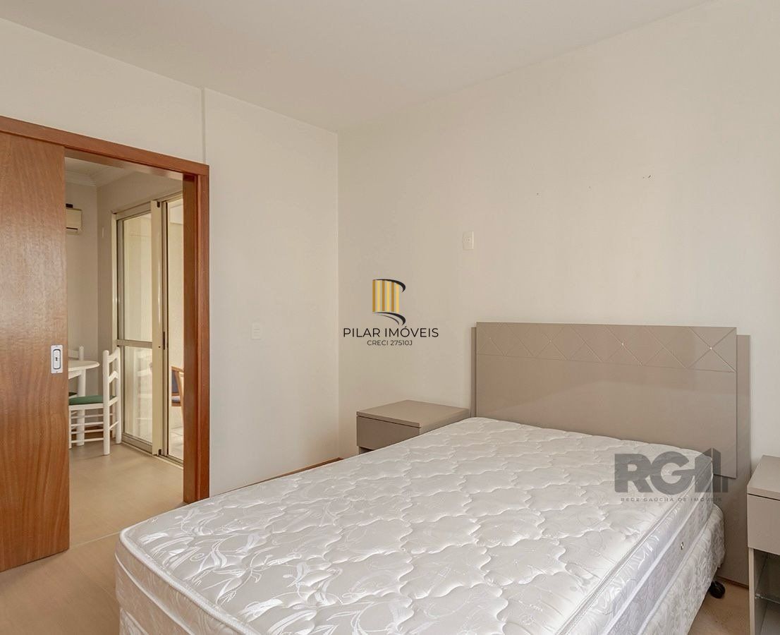   Apartamento de um quarto, suíte e uma vaga de garagem no bairro Menino Deus em Porto Alegre.