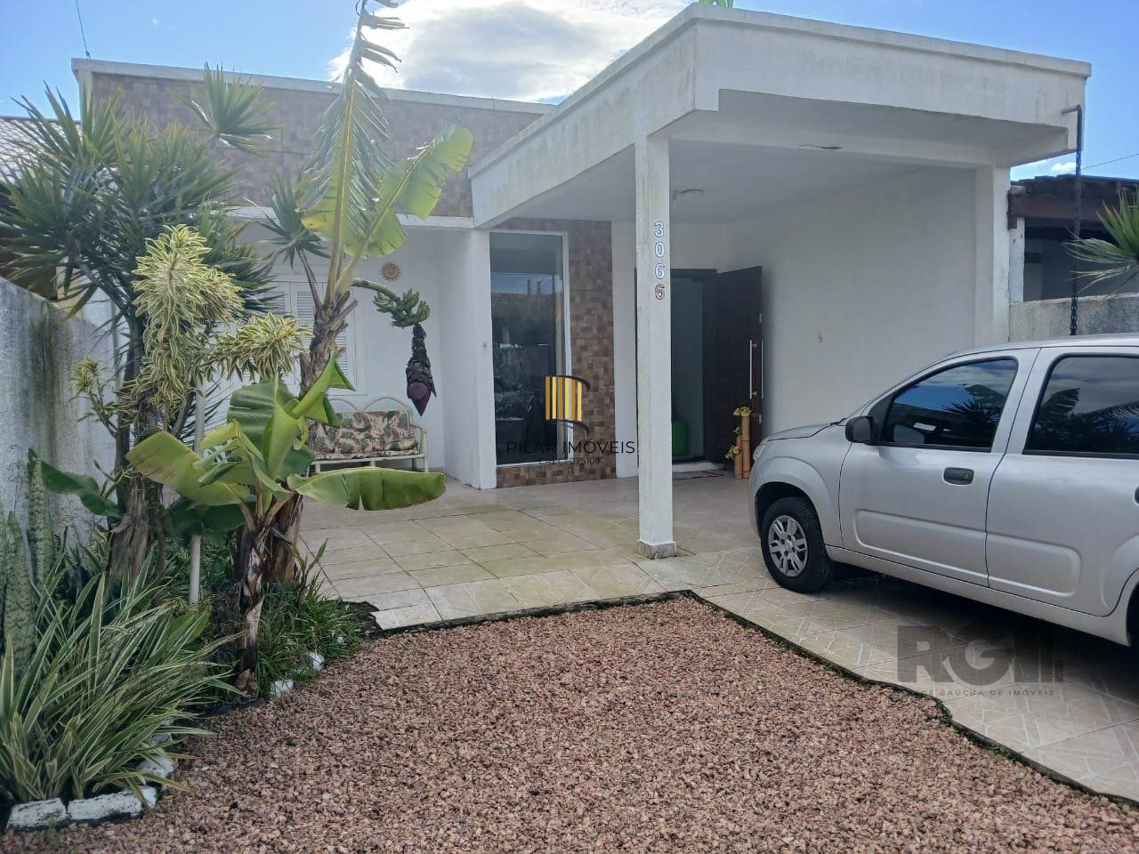 Casa de 2 dormitórios, com banheiro social, e um living em 2 ambientes, com banheiro Social, e cozinha com área de serviço, mais um patio pra 3 carros, e uma piscina nos fundos...