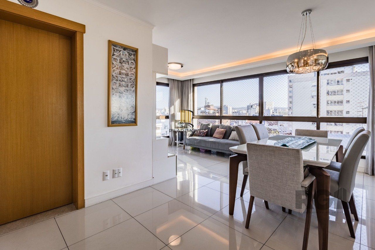 Apartamento de três quartos, suíte e duas vagas de garagem no bairro Rio Branco em Porto Alegre.