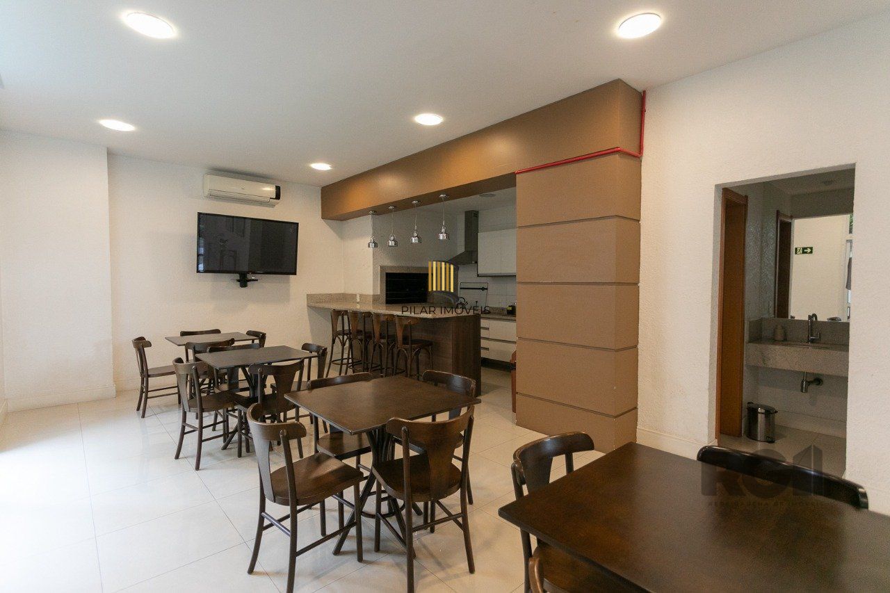 Apartamento semimobiliado e decorado no bairro Auxiliadora, com 91 m²