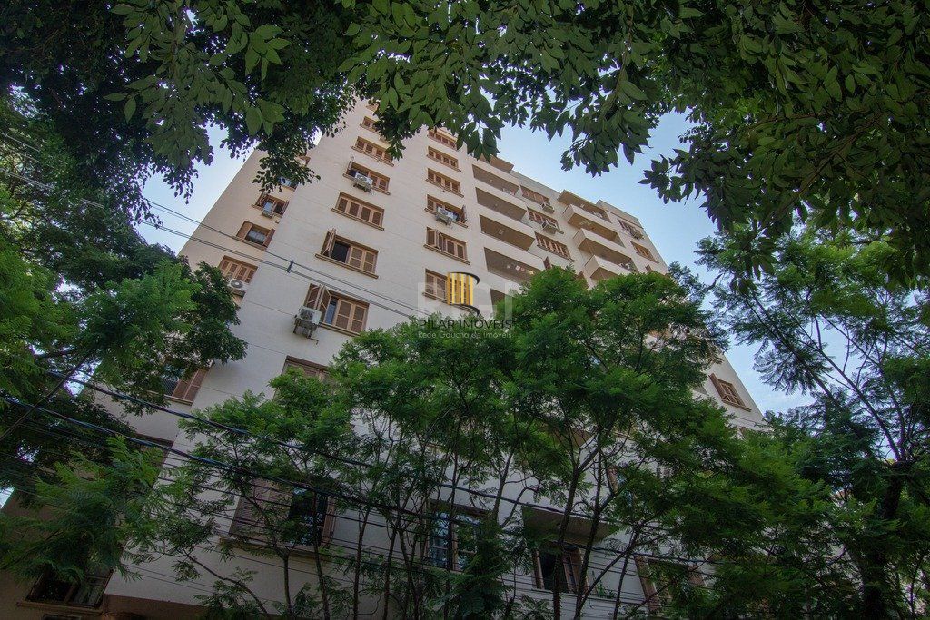 Apartamento de três dormitórios no bairro Independência em Porto Alegre. 