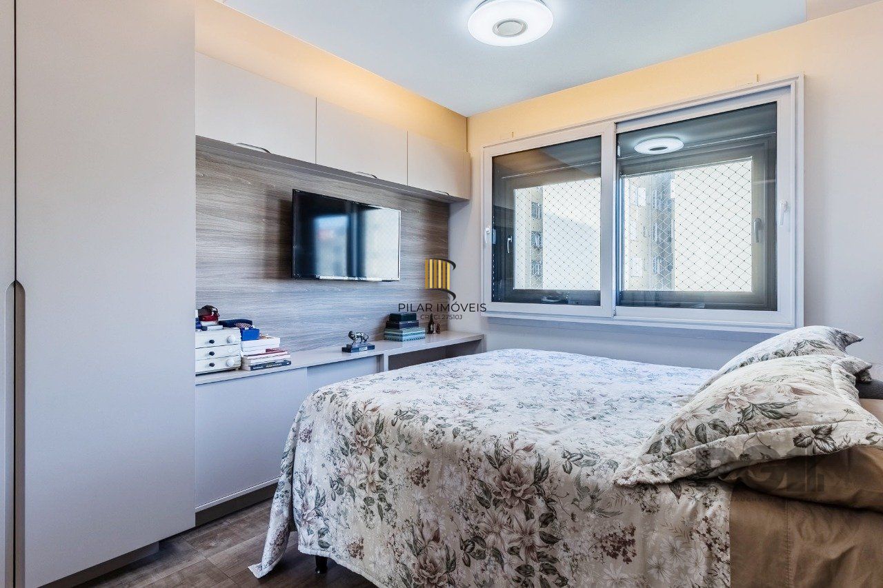 Apartamento de três quartos, suíte e duas vagas de garagem no bairro Rio Branco em Porto Alegre.