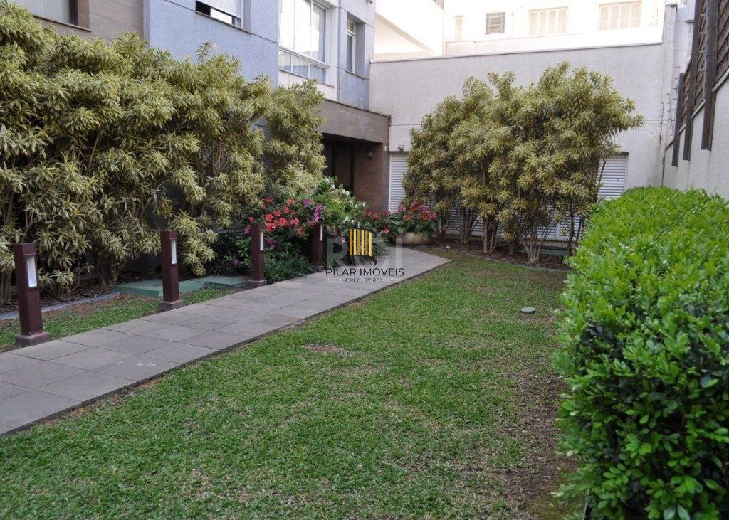 Apartamento de um quarto, suíte e uma vaga de garagem no bairro Santa Cecilia em Porto Alegre.