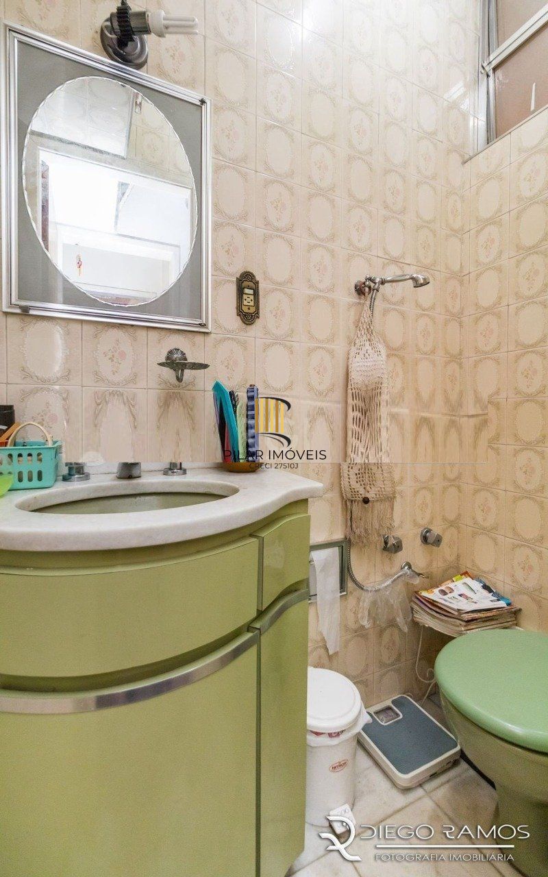 Venda de Apartamento no Bairro Petrópolis 108m² - 3 Dormitórios, varanda, Cozinha: Com churrasqueira e cooktop de 5 bocas.  Apartamento no bairro Petrópolis com 3 amplos dormitórios, sendo 2 de frente