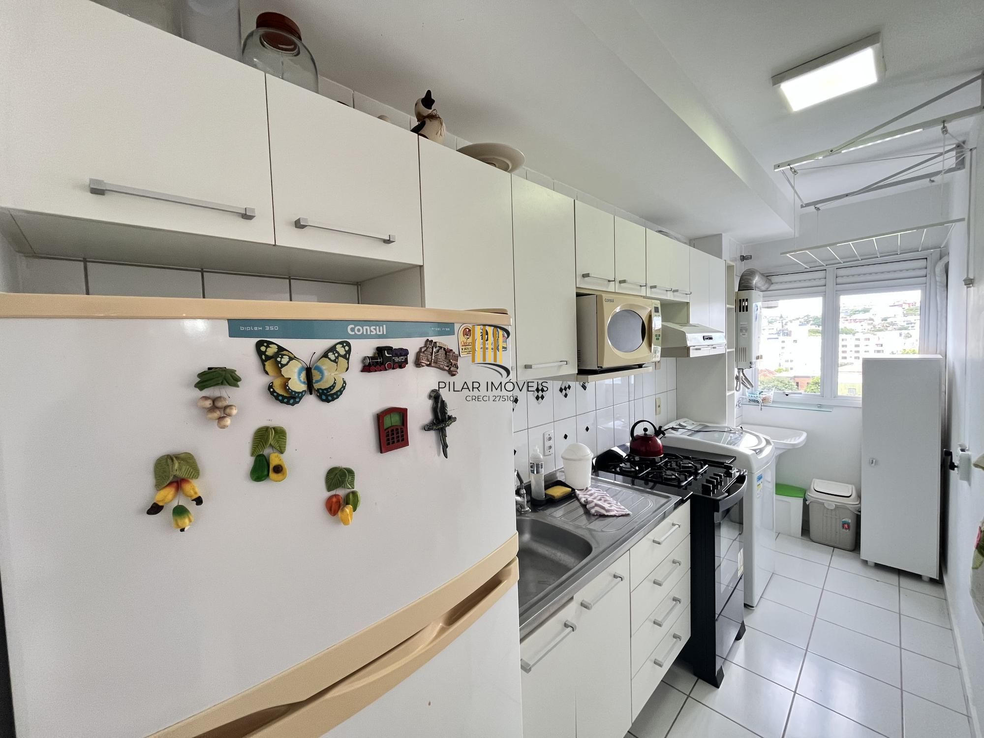 Apartamento de 2 quartos, suíte e 1 vaga de garagem no bairro Azenha em POA/RS