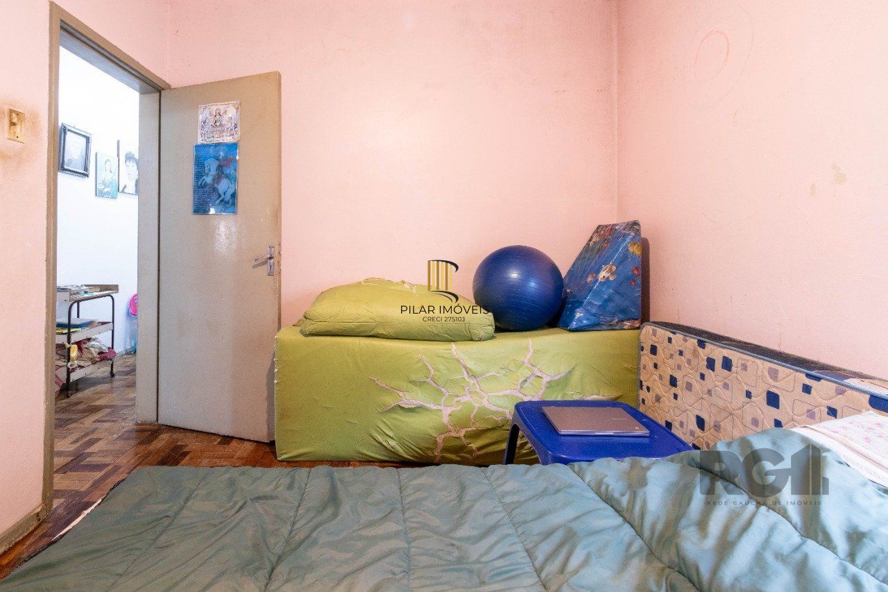 Apartamento de três dormitórios com vaga no Conjunto Residencial Roque Calage, bairro Passo da Areia em Porto Alegre.