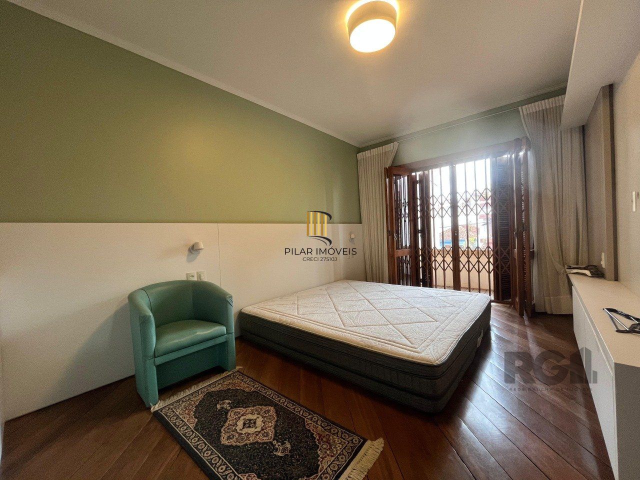 Casa de três quartos, suíte e quatro vagas de garagem no bairro Menino Deus em Porto Alegre