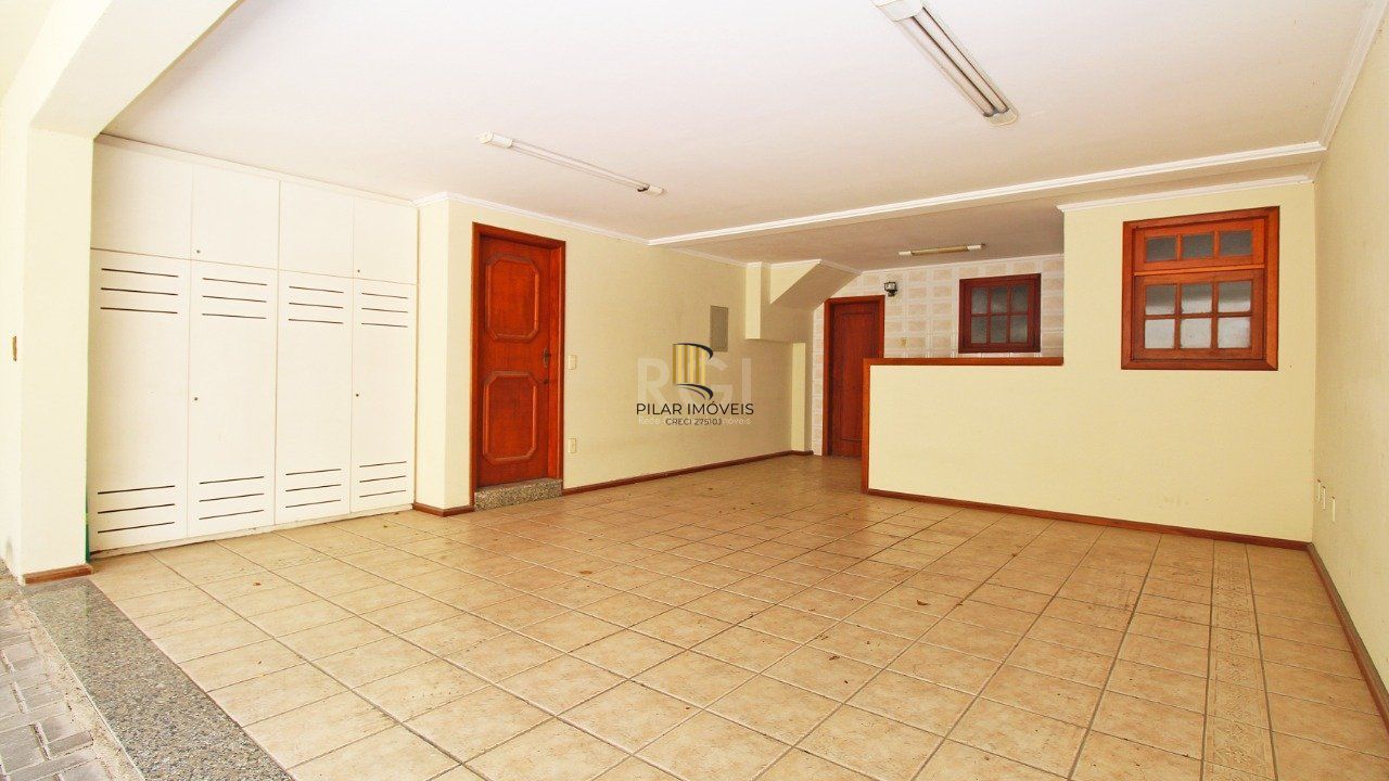   Excelente casa em condomínio com três (3) dormitórios, uma (1) suíte, duas (2) vagas de garagem próximo  ao Barra Shopping , no bairro  Cristal em Porto Alegre.