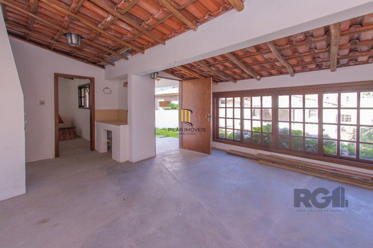 Casa de três quartos, suíte e Três vagas de garagem no bairro São João em POA/RS