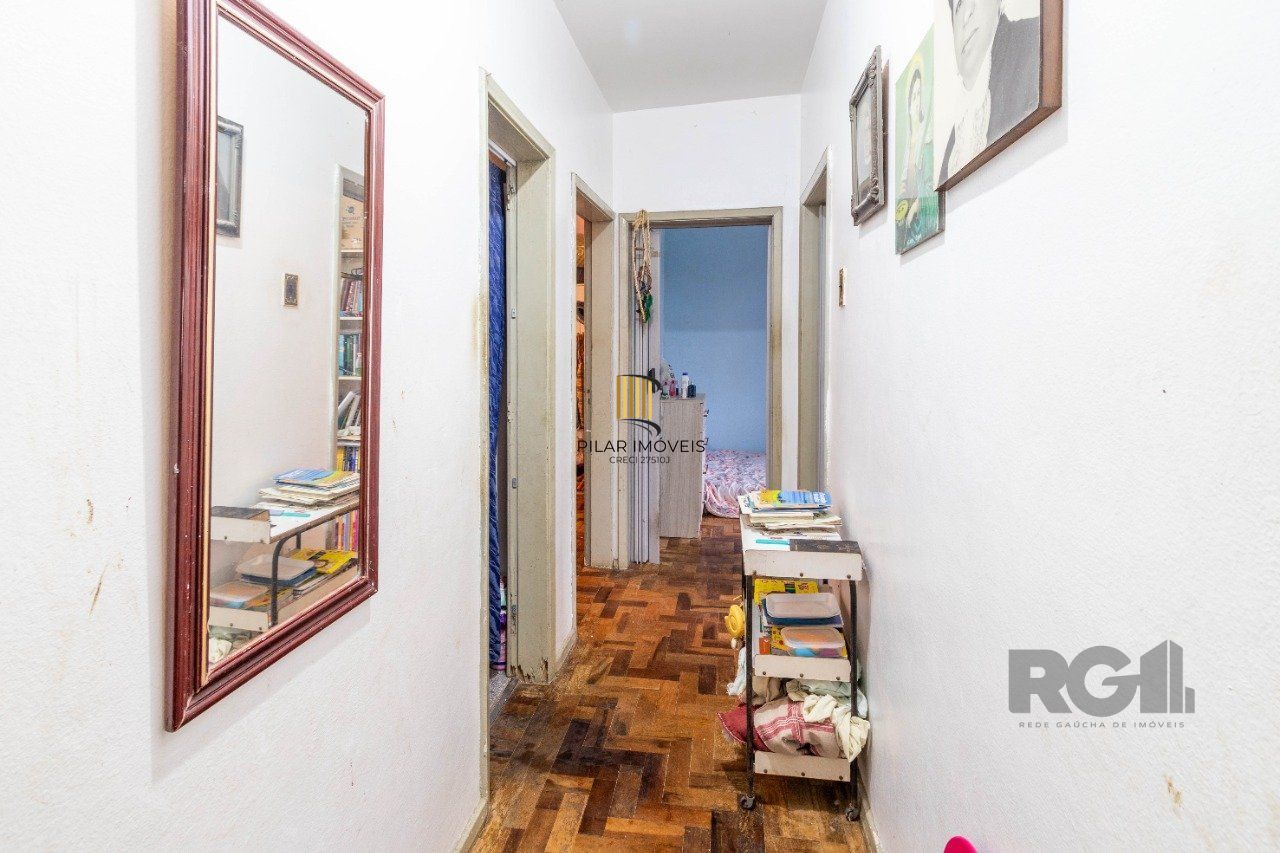 Apartamento de três dormitórios com vaga no Conjunto Residencial Roque Calage, bairro Passo da Areia em Porto Alegre.