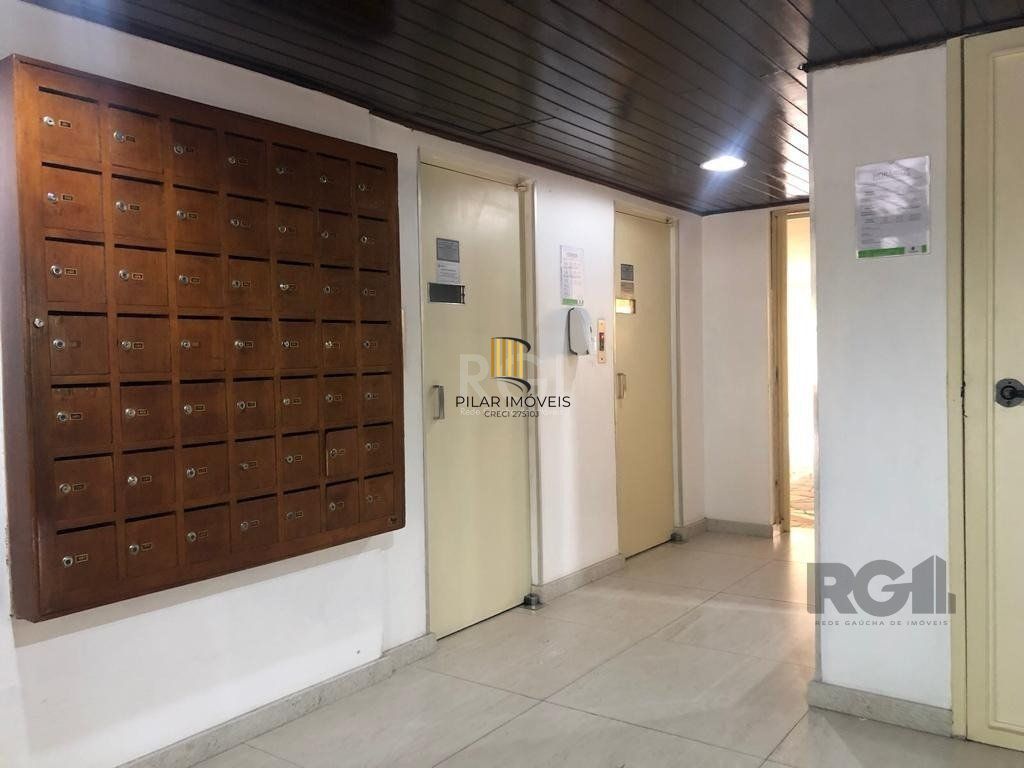 Vende Apartamento de cobertura duplex de 2 dormitórios com garagem escriturada e semi-mobiliado, no bairro Cidade Baixa.