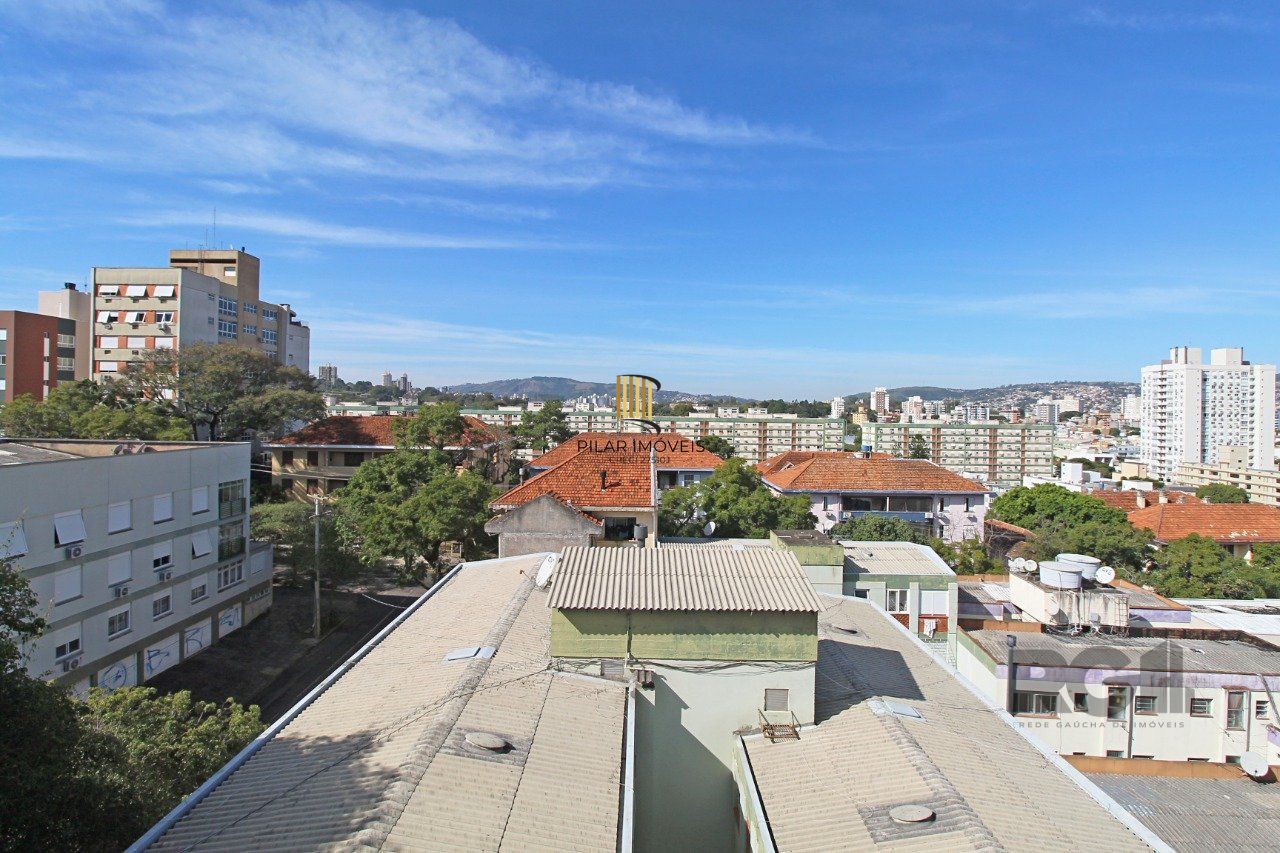 Apartamento de dois dormitórios, suíte e uma vaga de garagem no bairro Petrópolis em Porto Alegre. - Pilar Imóveis