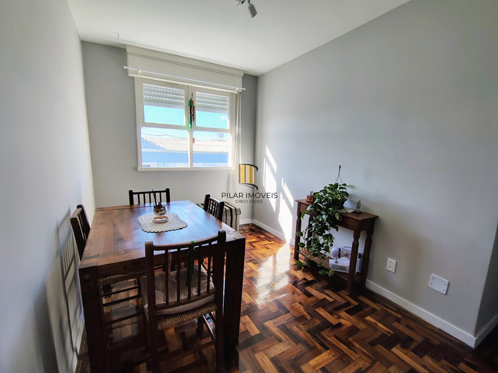 Apartamento de três quartos e uma vaga de garagem rotativa
