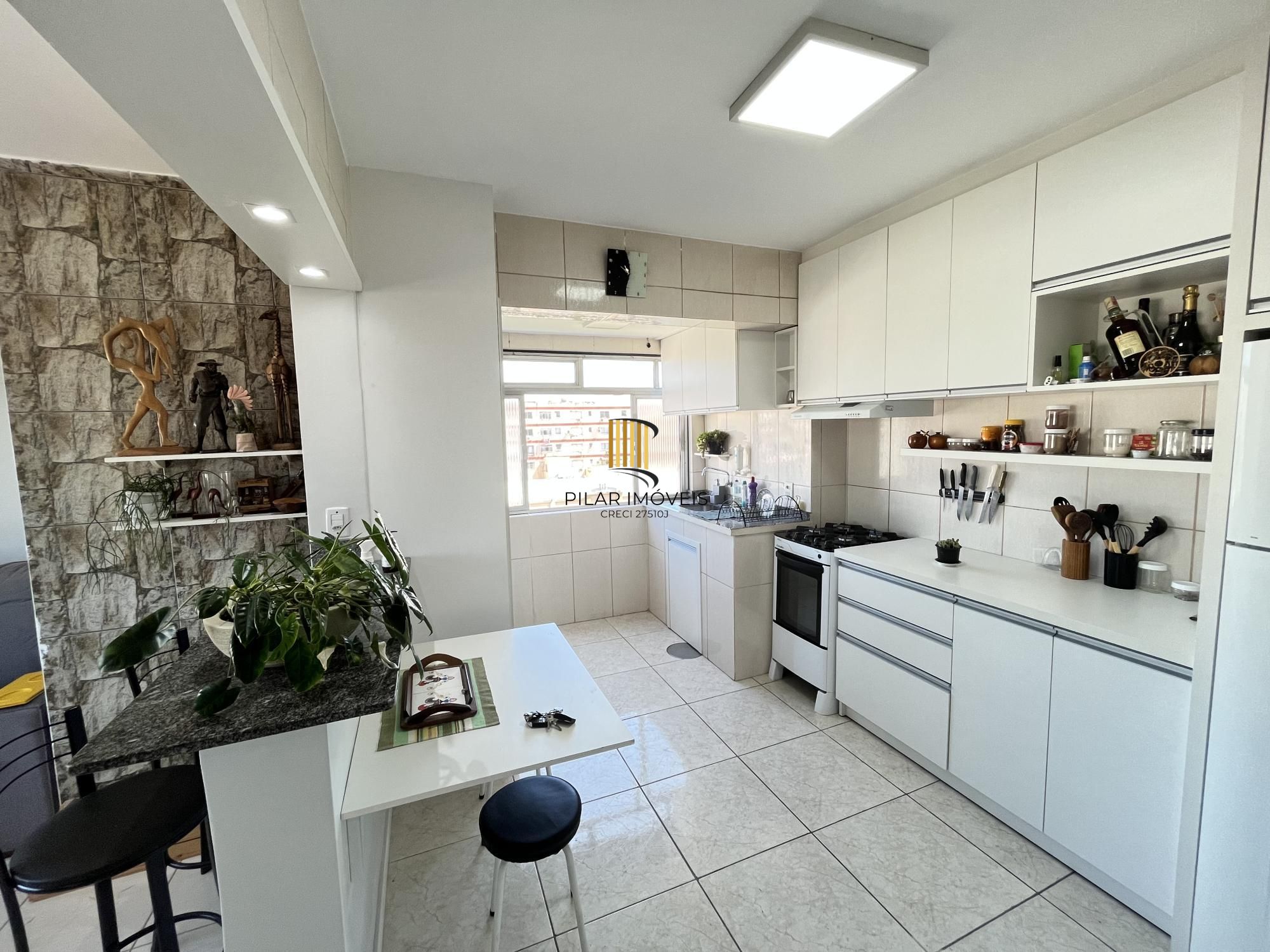 Apartamento de 2 quartos, suíte e 1 vaga de garagem no bairro Farroupilha em POA