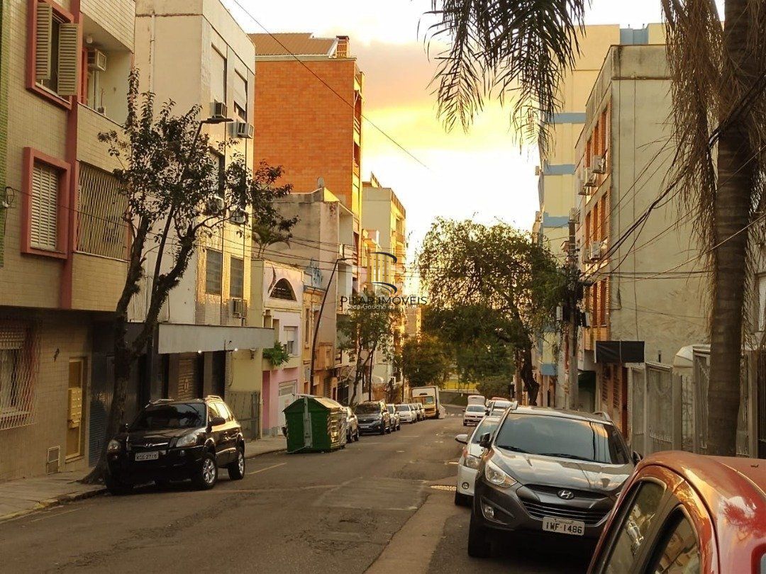 JK no Centro Histórico de Porto Alegre, com 26,01 m², cozinha com pia e armários, banheiro com box, piso com tabuão e orientação solar leste (sol da manhã). 