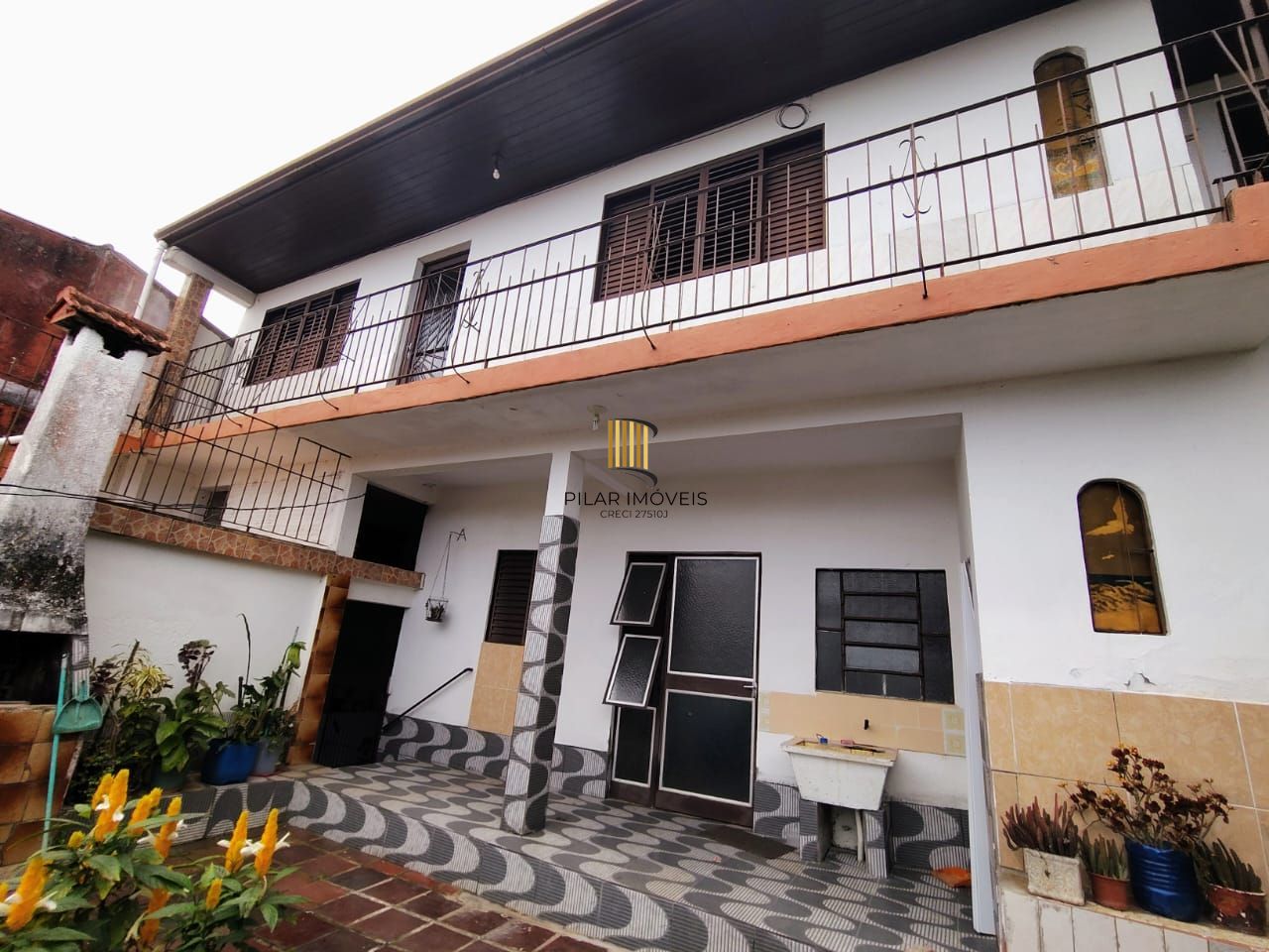 Casa 3 dormitórios e 3 vagas de garagem.