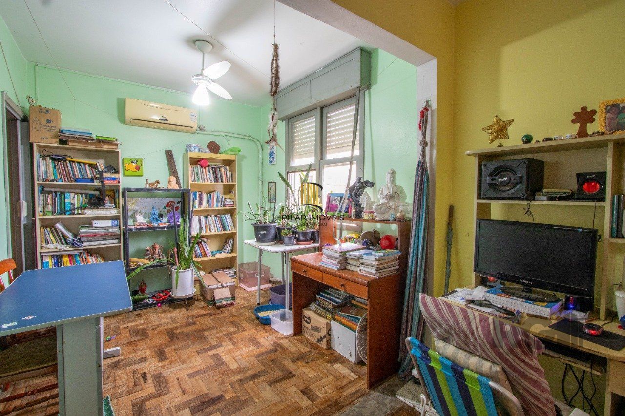 Apartamento de três dormitórios com vaga no Conjunto Residencial Roque Calage, bairro Passo da Areia em Porto Alegre. - Pilar Imóveis