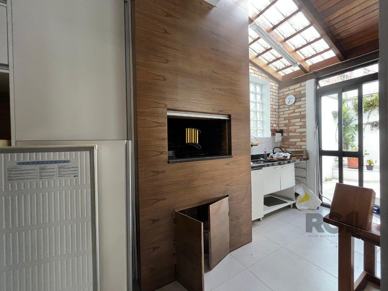 Casa de três quartos, suíte e quatro vagas de garagem no bairro Menino Deus em Porto Alegre